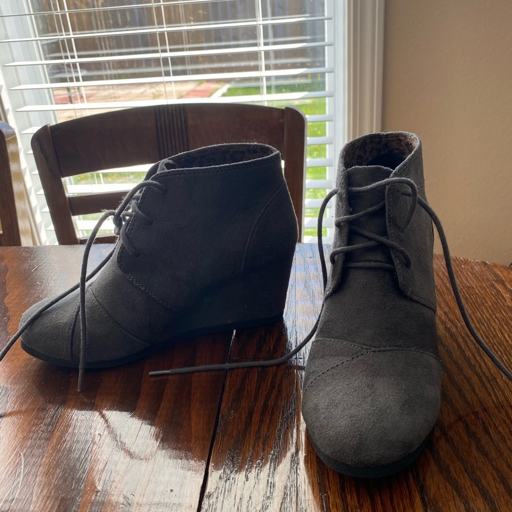 Grey wedges